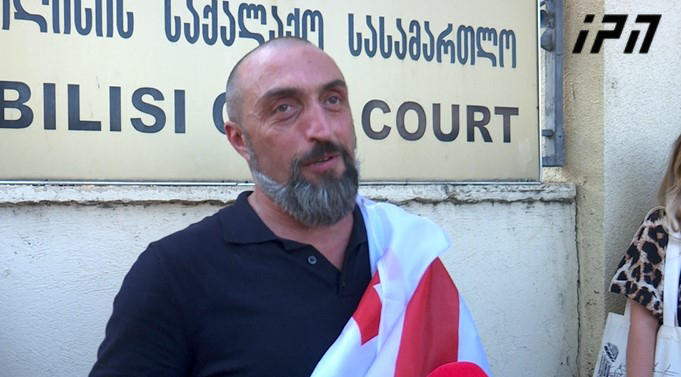 გიორგი ახობაძის ინფორმაციით, მასთან სახლში პოლიცია მივიდა და მუქარის ფაქტზე გამოკითხვაზე იბარებენ