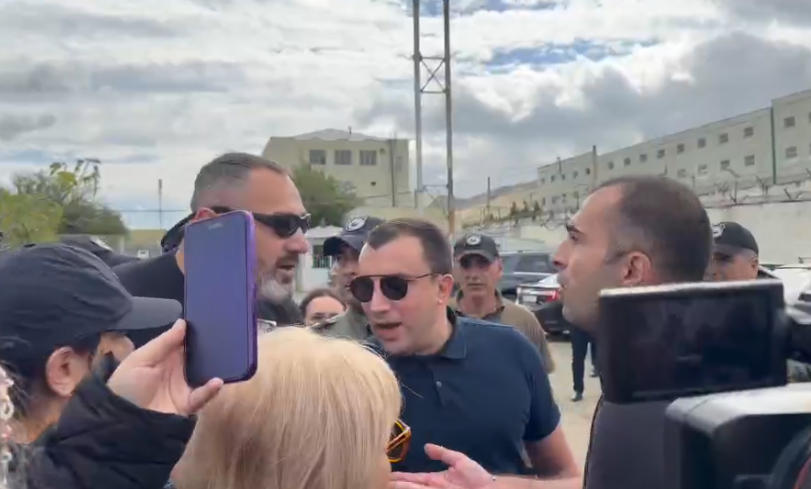 У пенитенциарного учреждения №6 в Рустави, где проводят акцию протеста близкие осужденного Георгия Давитадзе, некоторое время назад было шумно
