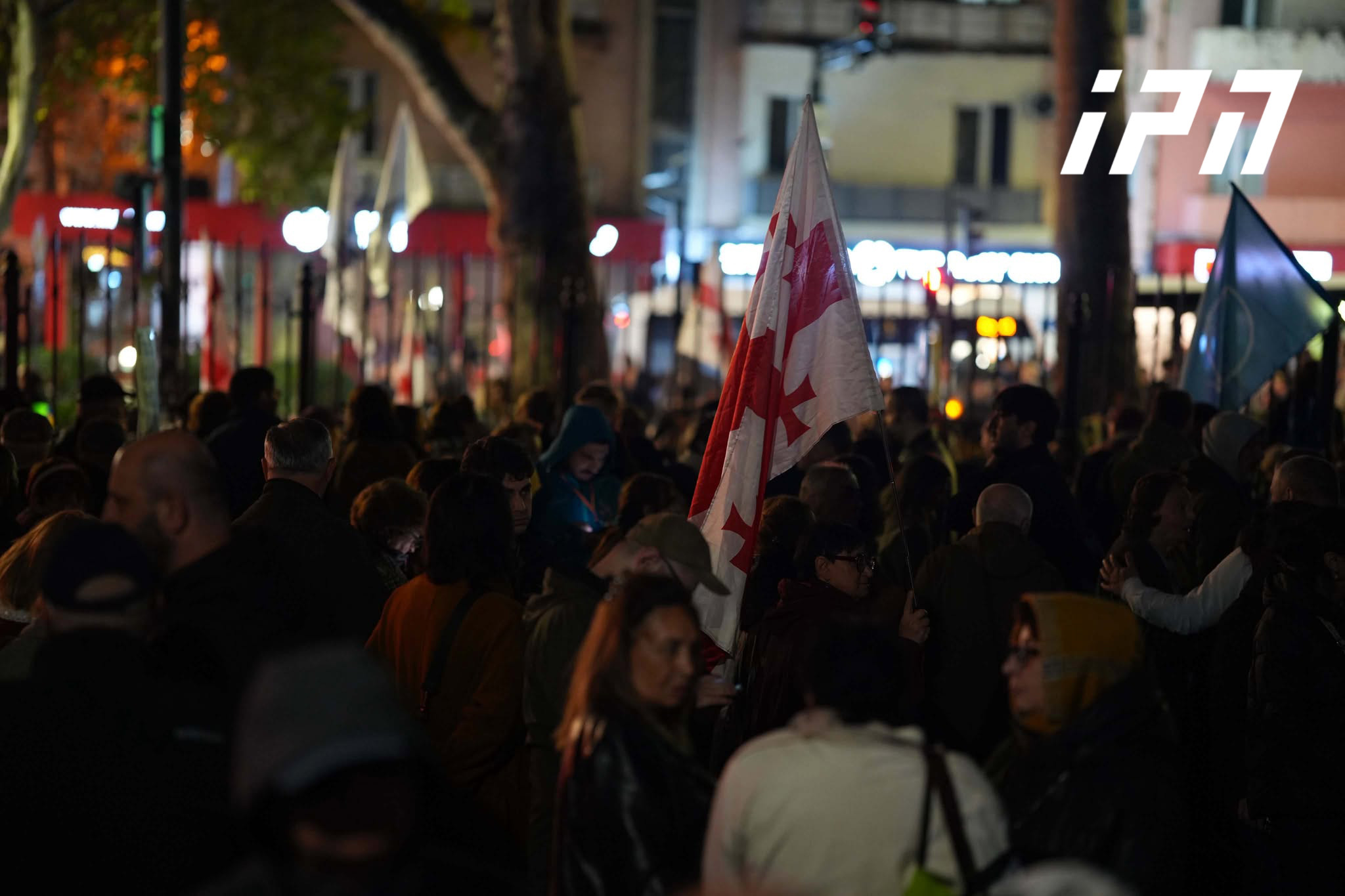 ოპოზიციური პარტიებისა და სამოქალაქო საზოგადოების წარმომადგენლები თსუ-ს პირველი კორპუსიდან მსვლელობას მართავენ