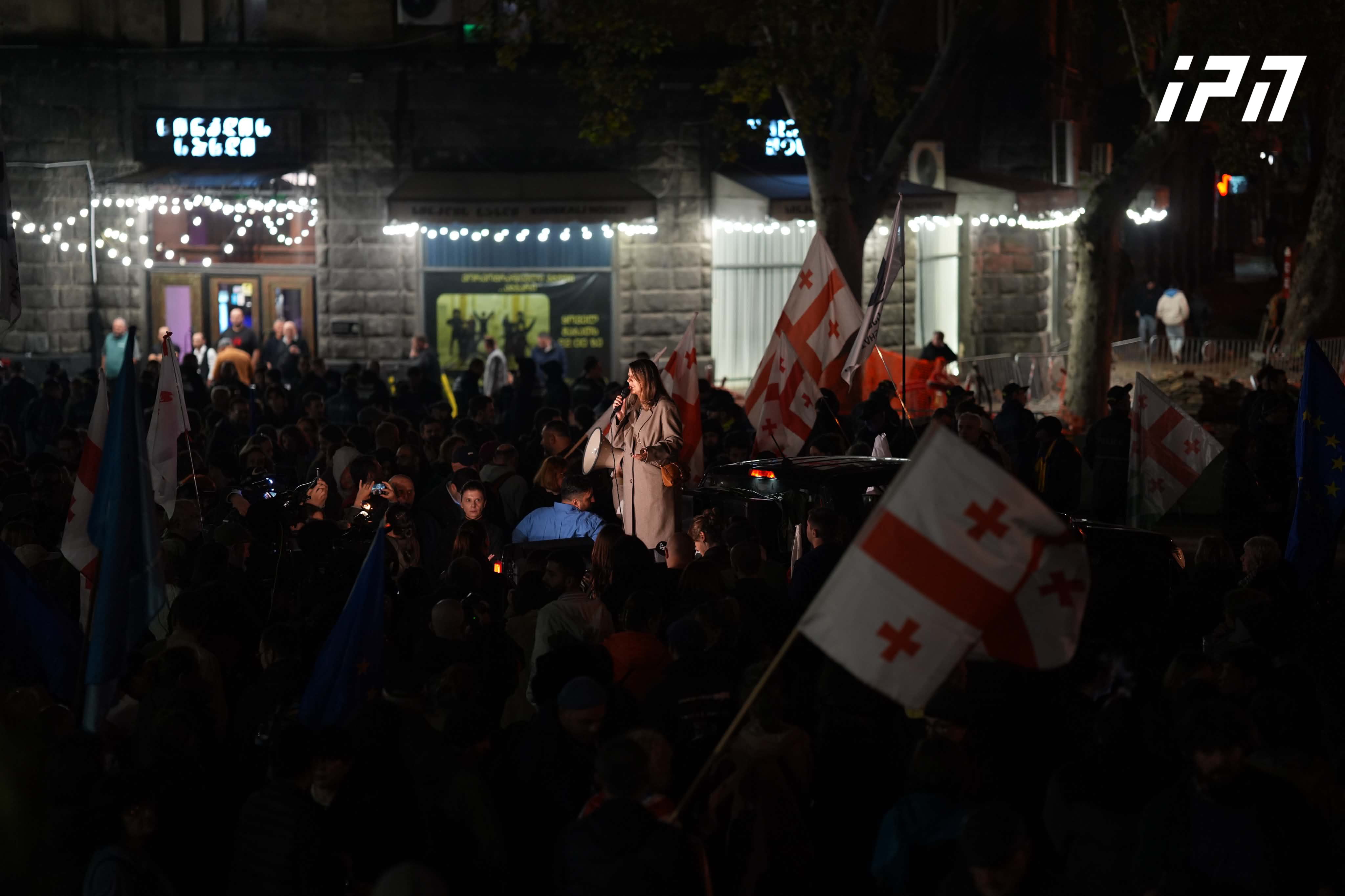 „ოპოზიციის ალიანსის“ მიერ ორგანიზებული აქციის მონაწილეები მსვლელობით რუსთაველის მეტროსთან მივიდნენ, სადაც პოლიტიკოსები სიტყვით გამოდიან